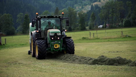 tractor cosechando heno en un campo
