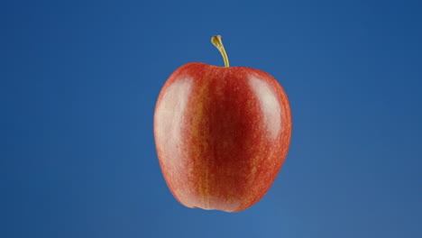 Manzana-Fresca-Girando-En-La-Pantalla-Azul.-Primer-Plano,-Clave-De-Croma