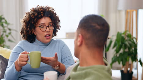 la pareja tiene una conversación seria.