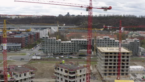 grúas torre en el sitio de construcción con edificios de oficinas en la ciudad de praga