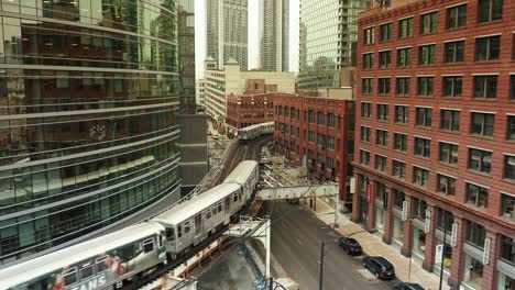 hochbahnzug auf einer brücke in chicago, illinois, usa