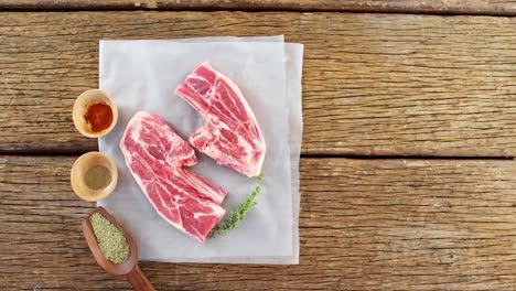 bistec de filete y ingredientes sobre un fondo de madera