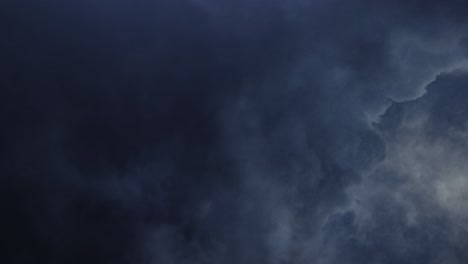 Tormentas-Eléctricas-Que-Ocurren-En-Nubes-Cumulonimbus-Oscuras-Y-Se-Mueven-En-El-Cielo