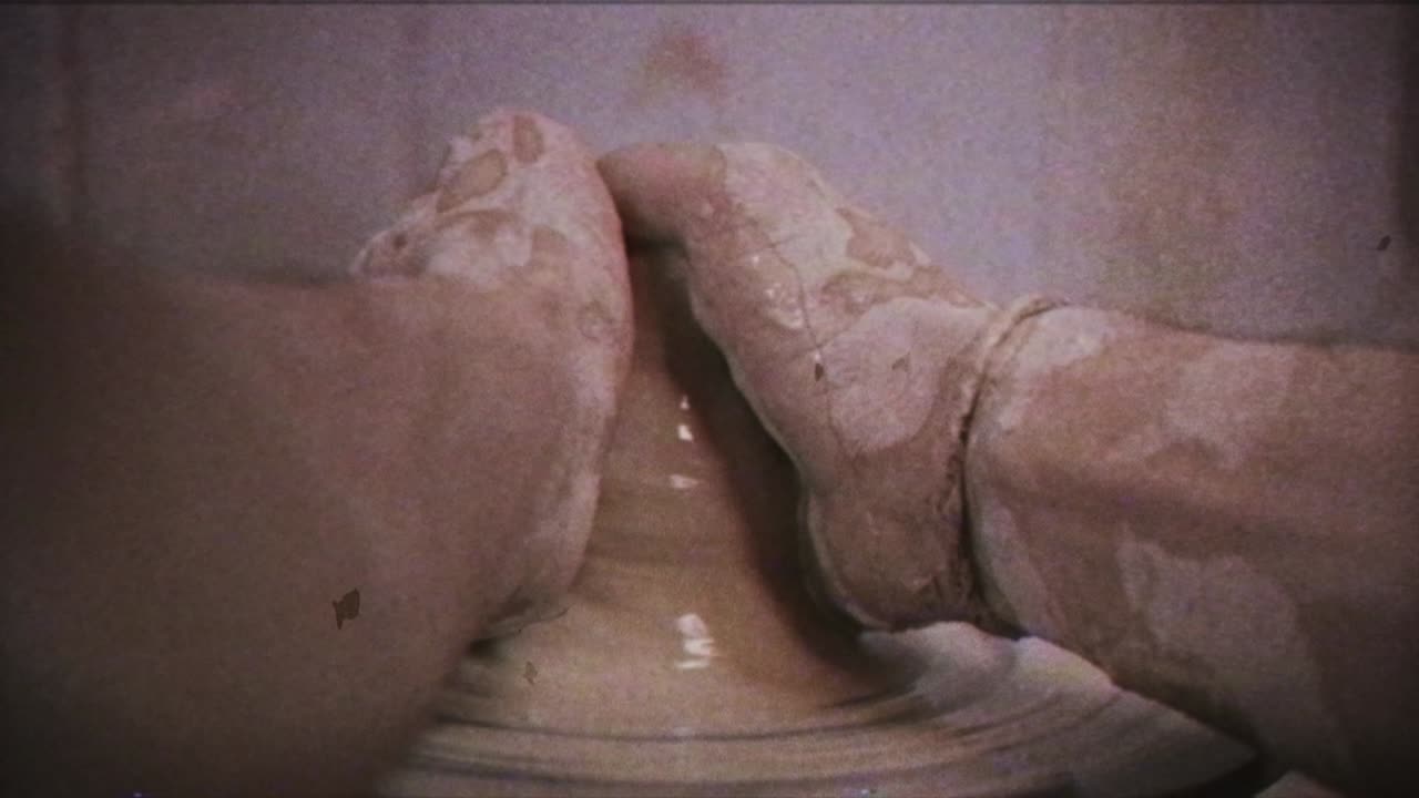 도자기가 여인에게 점토 접시를 만드는 법을 가르친다. 남자는 여자의 손을 잡는다. 빈티지 효과.