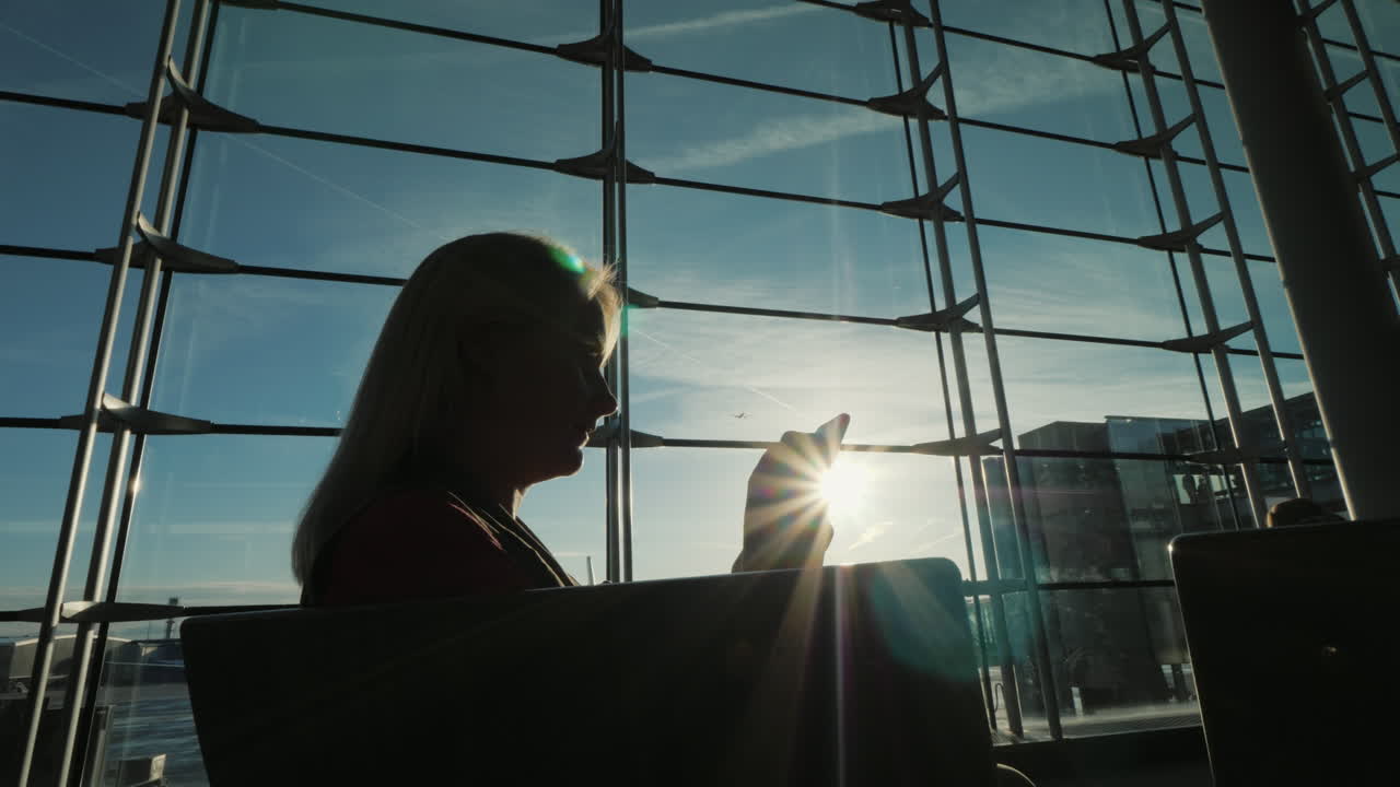 공항에서 기다리는 여자