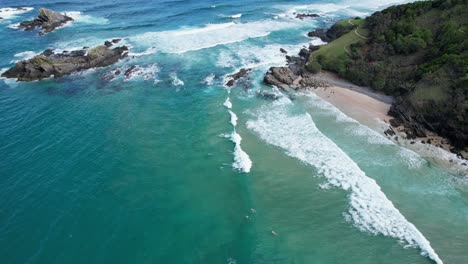 Océano-Escénico-Y-Promontorio,-Playa-De-Broken-Head,-Byron-Bay,-Nueva-Gales-Del-Sur,-Australia---Toma-Aérea