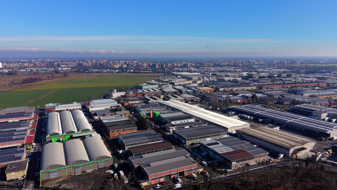 Tetti solari per energia verde nel distretto industriale di Milano.