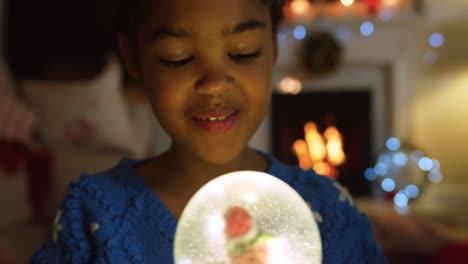 chica en casa en tiempo de navidad