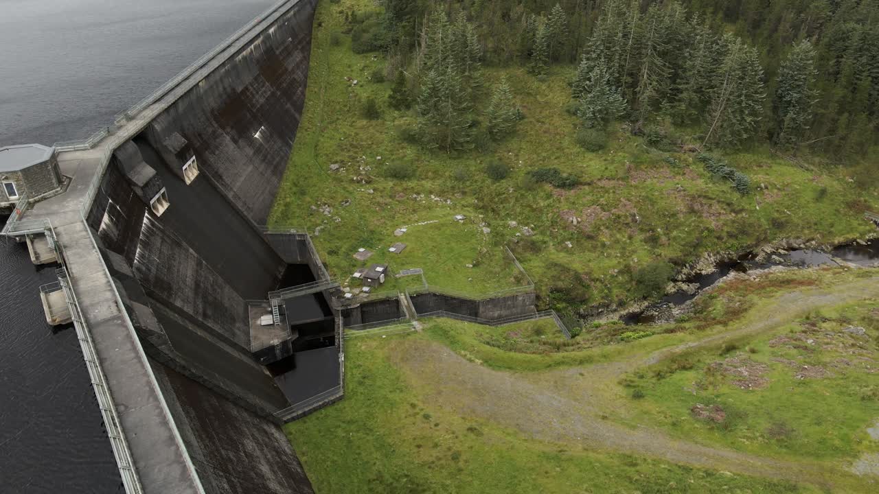 toma de drone de una presa y un lago en irlanda del norte