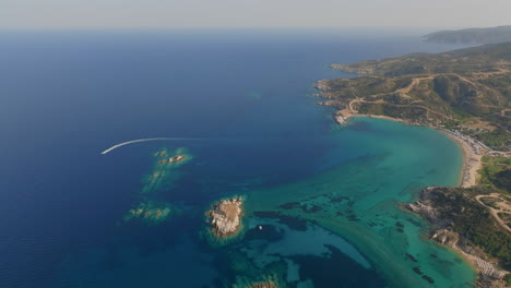 una vista aérea de una impresionante costa turquesa