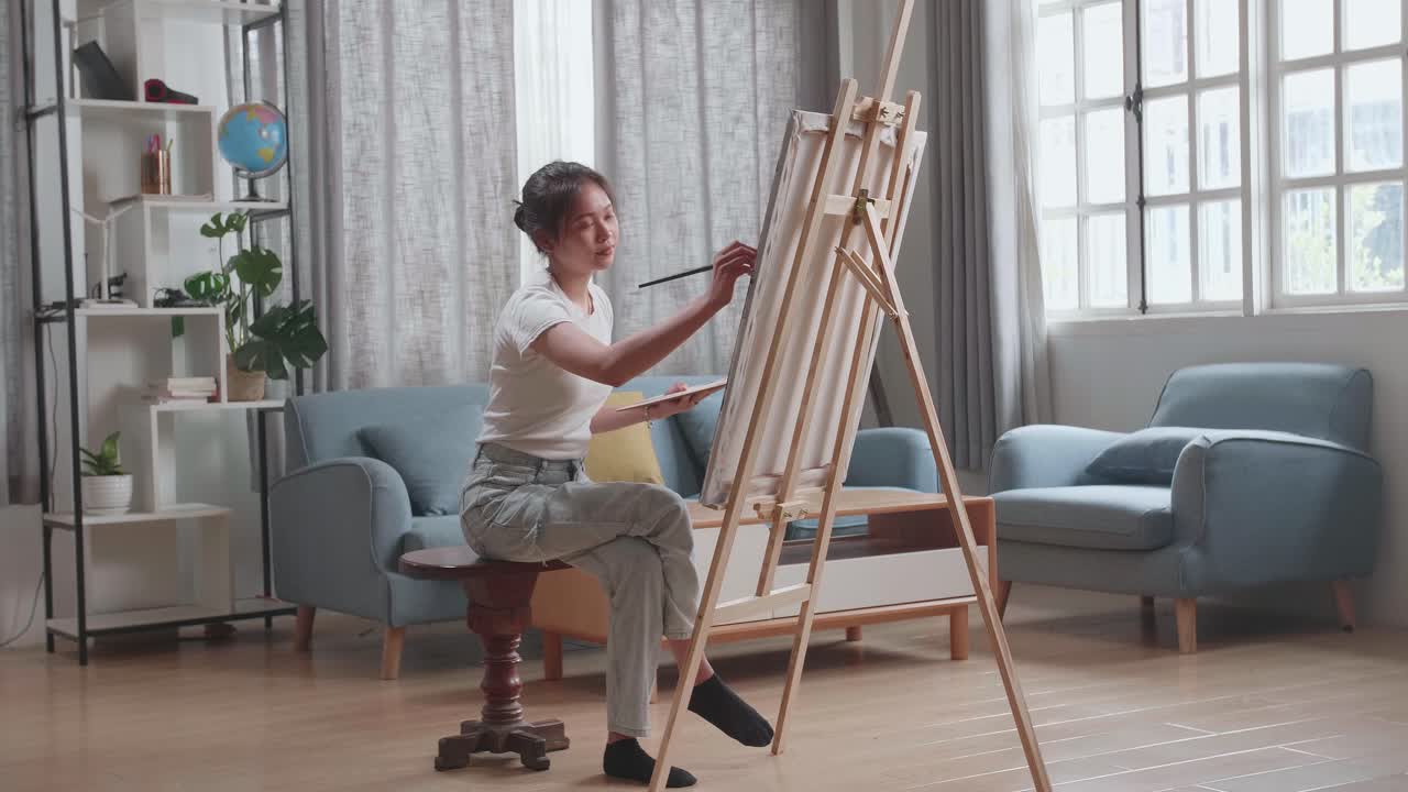 Kvinne maler hjemme