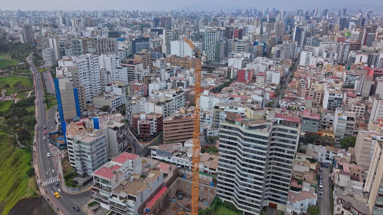 Cảnh từ trên không của một cần cẩu và quang cảnh thành phố ở Lima, Peru sống động và nhộn nhịp