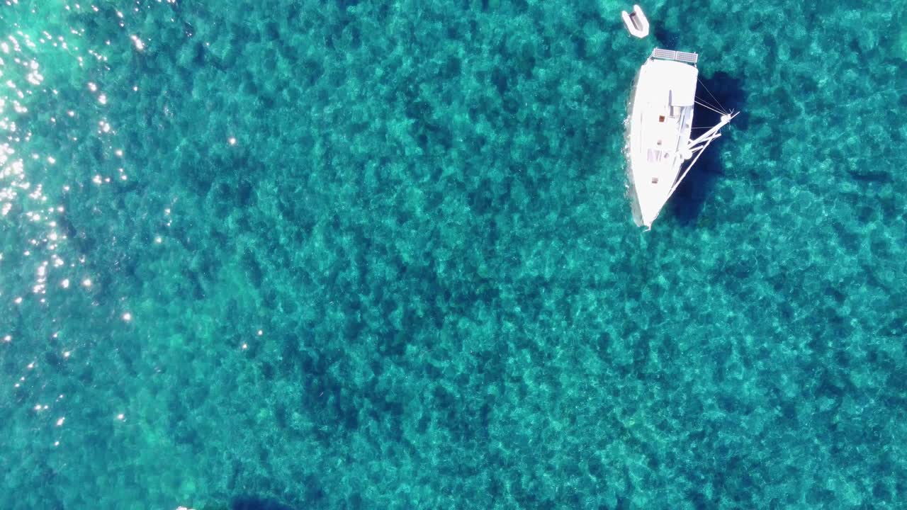 volando sobre pequeños botes y gente nadando en agua clara, hasta el puerto de la isla de saint honorat, parte de las islas de lérins, junto a cannes en el sur de francia en el mar mediterráneo