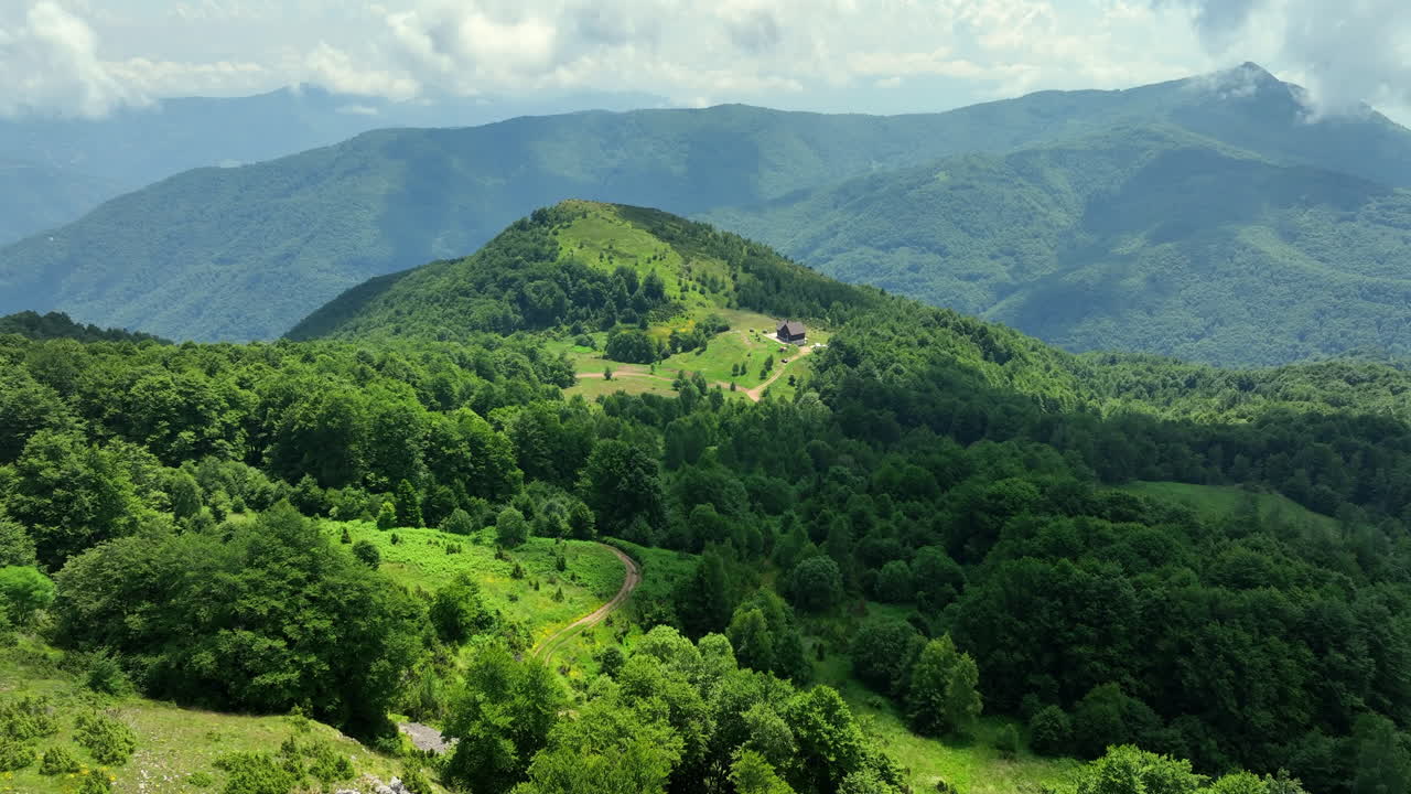 초록색 산꼭대기 위의 비행