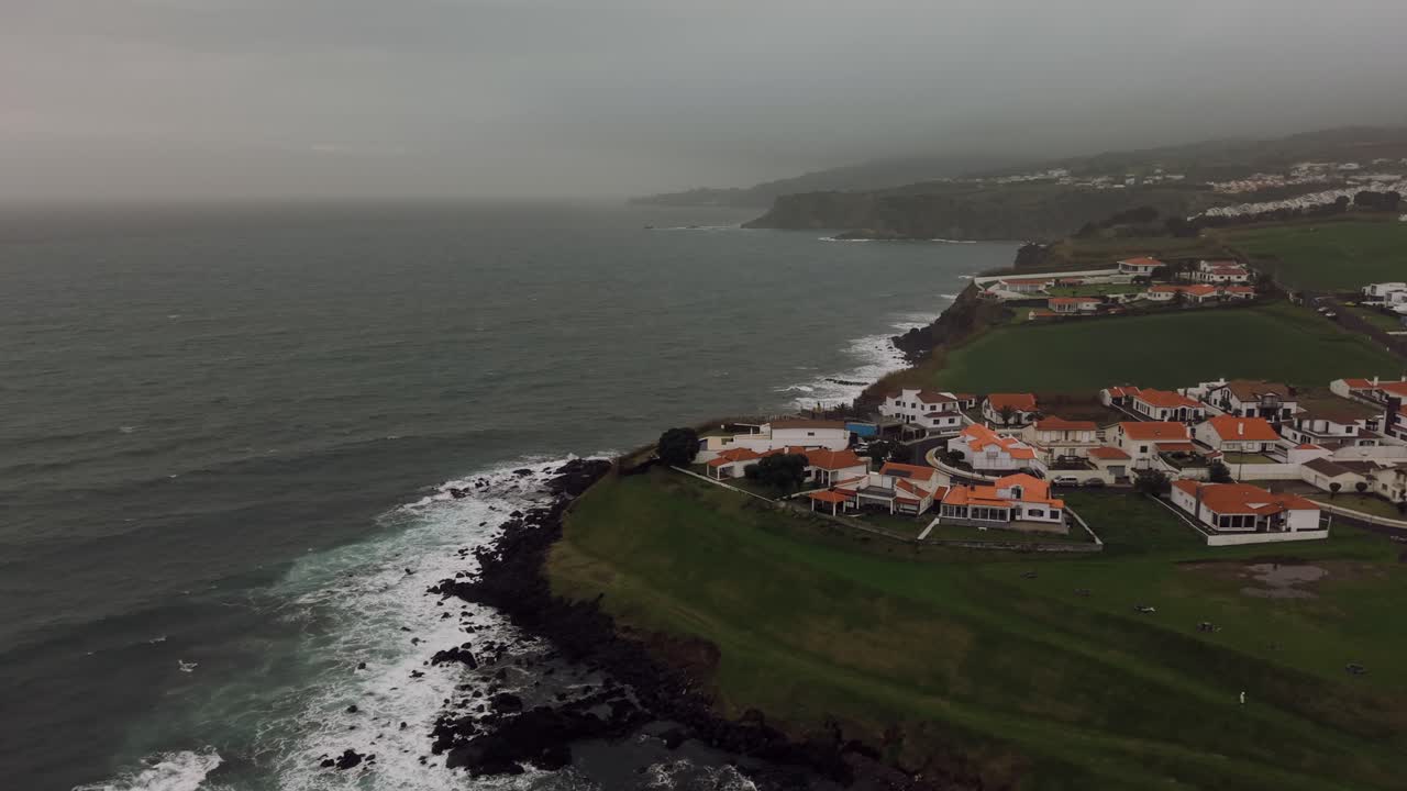 Veduta aerea della costa e delle case di Vila Franca do Campo, São Miguel.