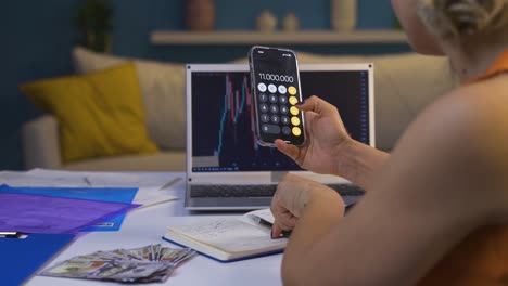 La-Mujer-Calculando-Por-Teléfono.-Ella-Está-Tomando-Notas.