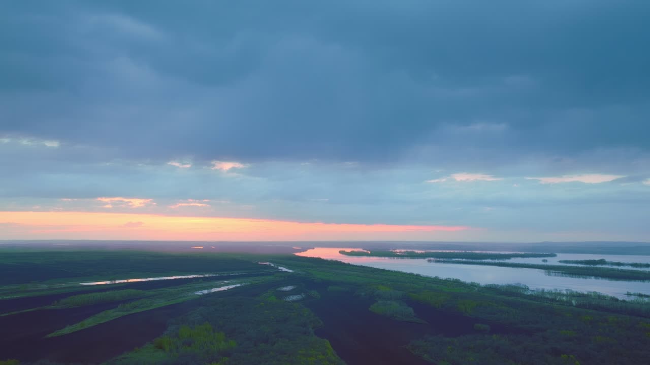 hermoso paisaje natural con río y bosque temprano en la mañana, vista desde un avión no tripulado, 4k, prores