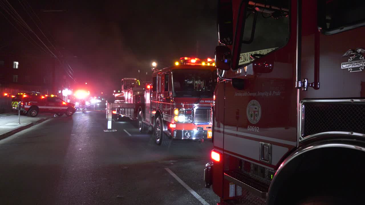 camiones de bomberos responden a llamada de emergencia
