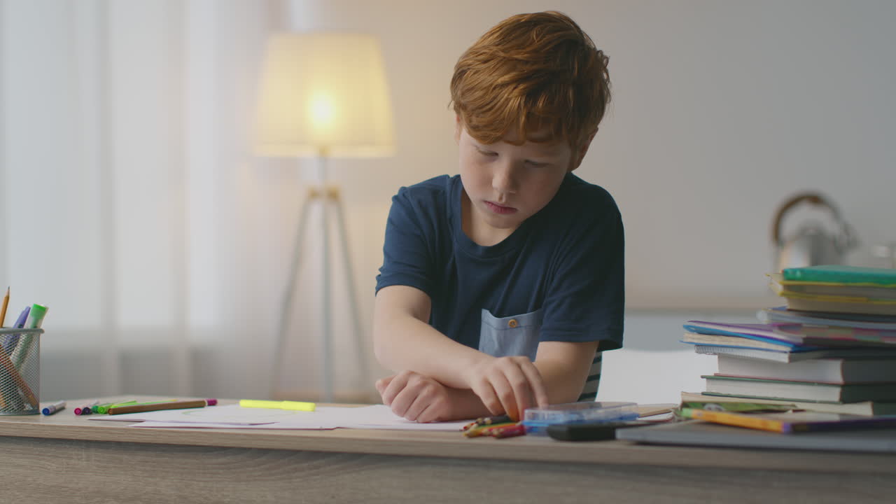 책상 에서 그림 을 그리는 소년