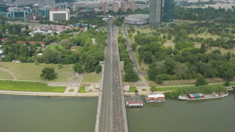 many participants crossing a big bridge during a marathon