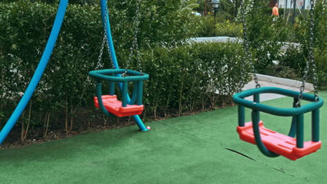 niño feliz divirtiéndose en el parque de atracciones para niños