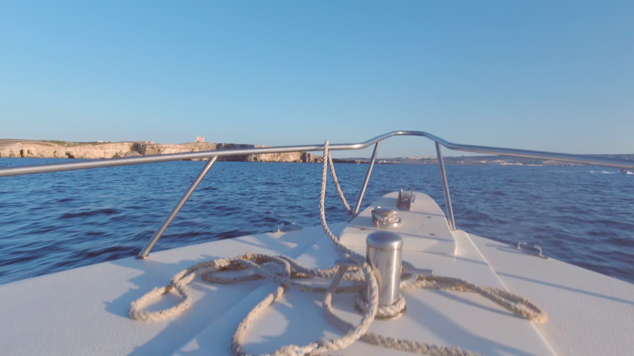 proa montando una lancha rápida viajando de comino a gozo