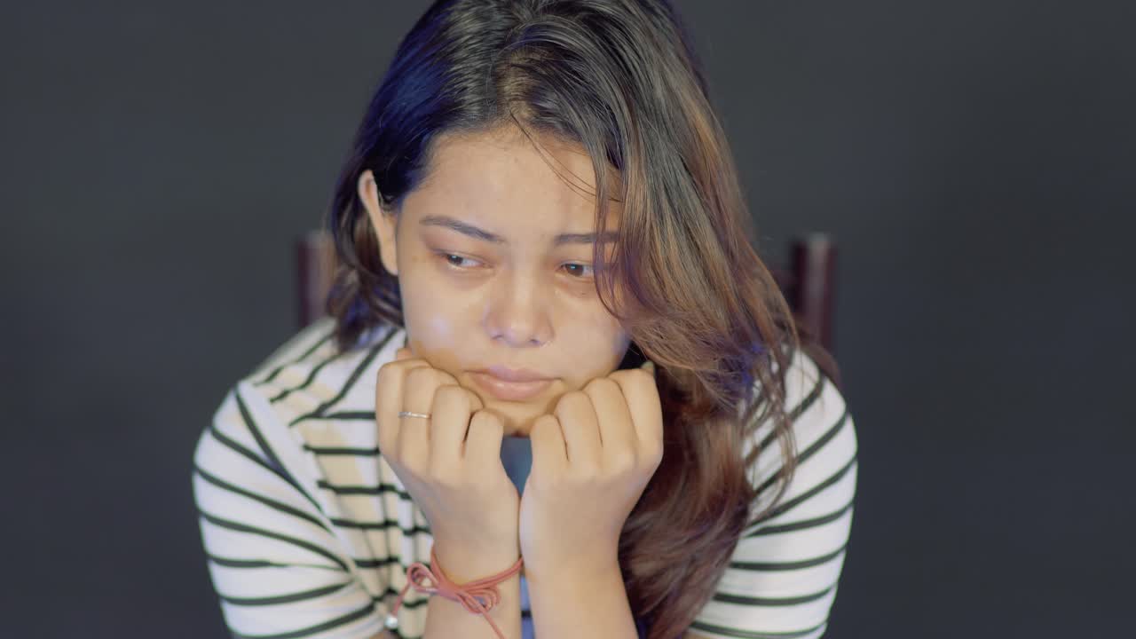 나쁜 시간에 대해 생각하는 아시아 슬픈 여성의 닫습니다