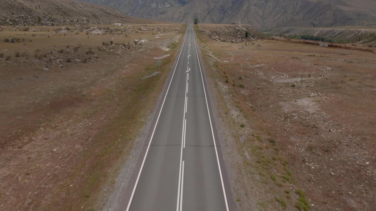 L'autostrada Chuya che attraversa la valle montana dell'Altai con traffico in estate