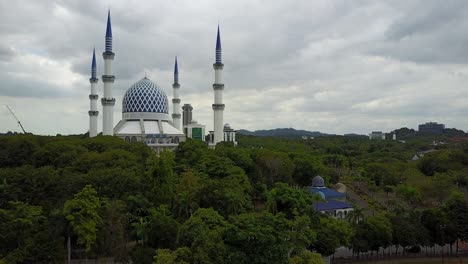 imágenes aéreas - sobrevuelo de una mezquita en un día nublado.