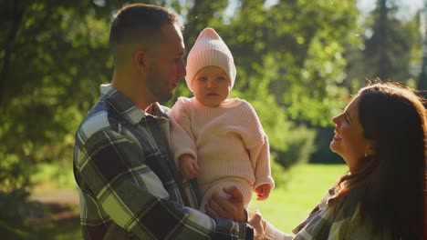 retrato de familia en el parque