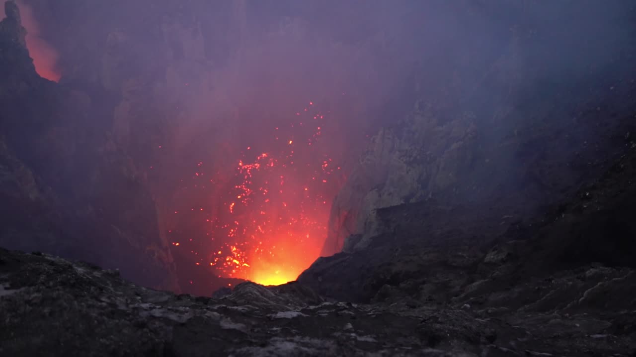 impresionante antena dramática sobre el volcán mt yasur erupción volcánica lava en la isla de tanna vanuatu