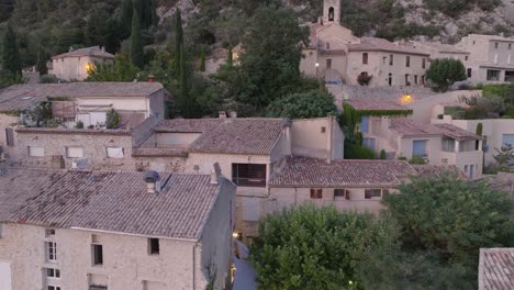 Luftdrohnenaufnahme-Vaucluse-Provence-Seguret-Mittelalterliche-Stadt-Weinberge-Sonnenuntergang-Frankreich