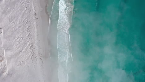 Perfecta-Playa-De-Arena-Blanca-Con-Olas-Rompiendo-En-La-Costa,-Toma-Aérea-De-Sudáfrica