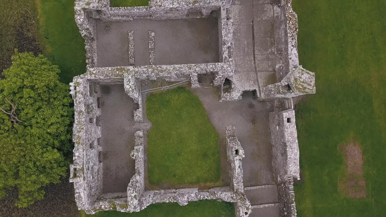 슬레인의 언덕은 전통적으로 성 패트릭이 433년에 타라의 왕인 이교도 왕인 라오이르에 대항하여 처음으로 파스칼 불을 피웠던 장소로 여겨집니다.