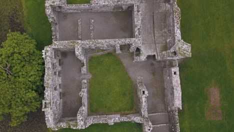 la colina de slane se considera tradicionalmente como el lugar donde san patricio encendió el primer fuego pascual en el año 433 d.c. en desafío al rey pagano laoighre, el rey de tara