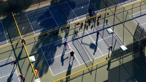 Drone-Aéreo-Sobre-Personas-Jugando-Dobles-En-Canchas-De-Pickleball