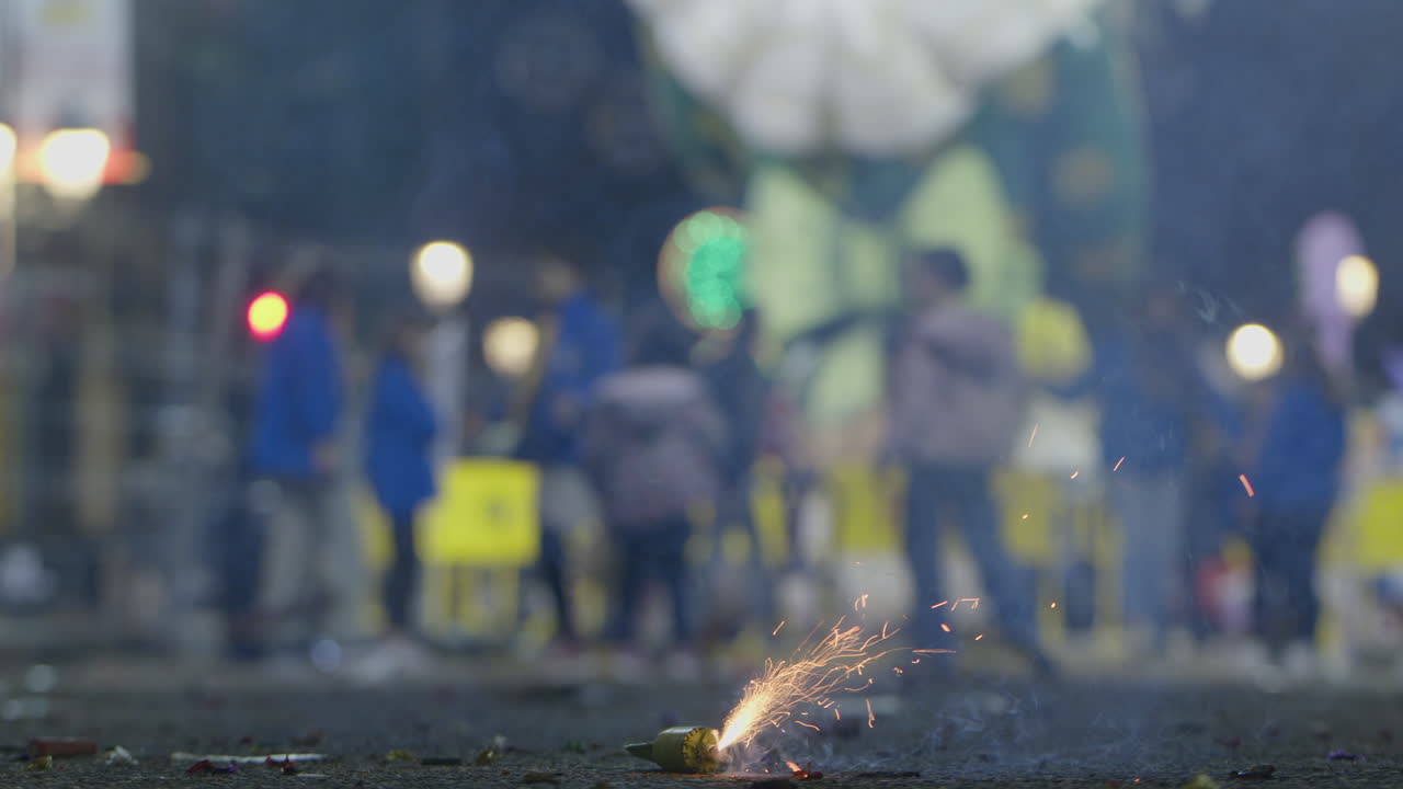 비는 도시 거리에서 밤에 불꽃놀이