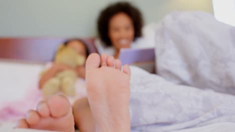 primer plano de madre e hija negras leyendo un libro de cuentos en un hogar cómodo 4k