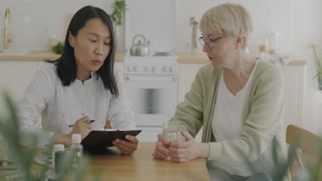 医師が患者と薬について話し合う