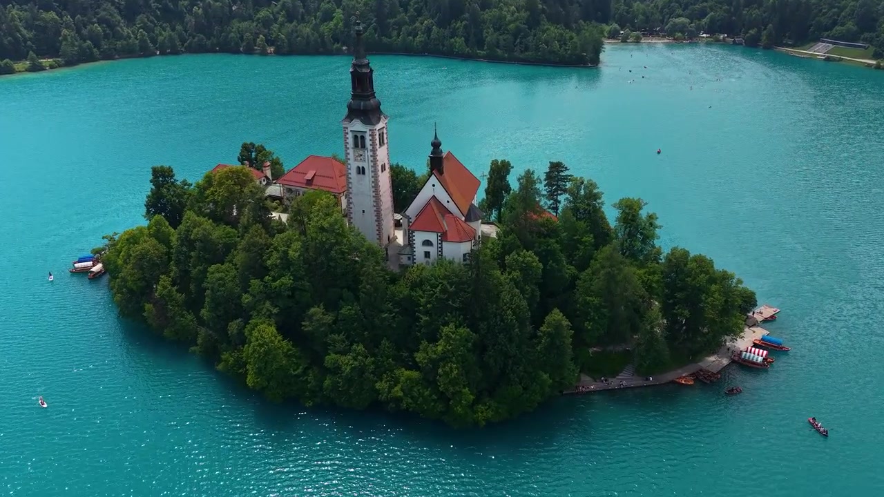 Ripresa con drone dell'Isola del Lago di Bled e della Chiesa Cattolica della Vergine Maria, Acqua Turchese e Punto di Riferimento