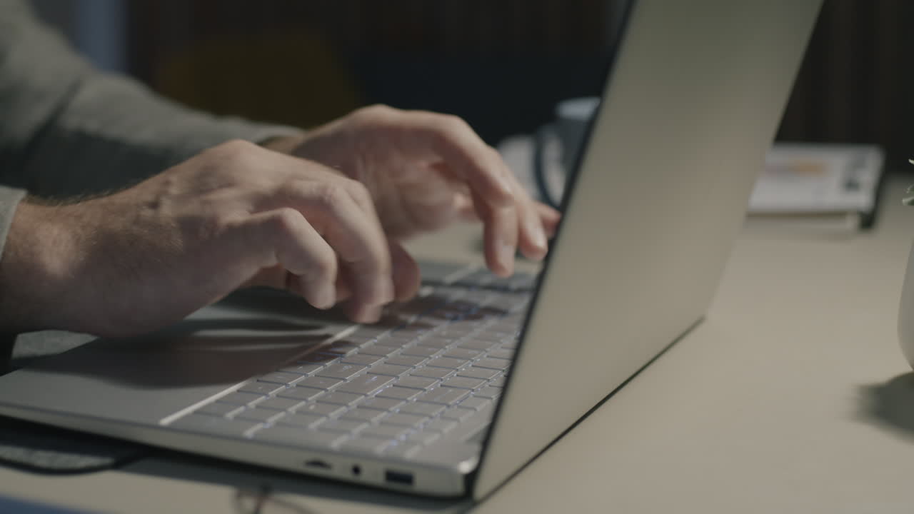 밤에 노트북으로 타이핑하는 사람