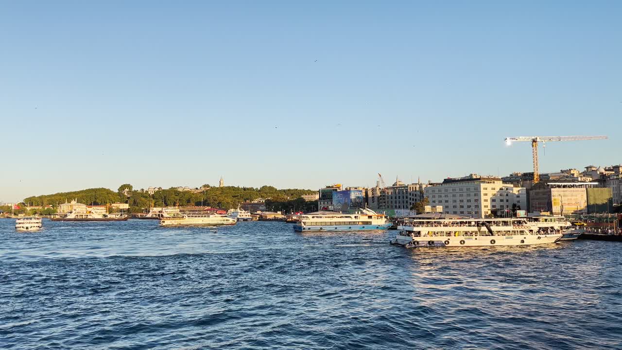 터키 이스탄불의 보스포루스 해협에 있는 갈라타 다리에서 에미노누까지 걸어가는 사람들