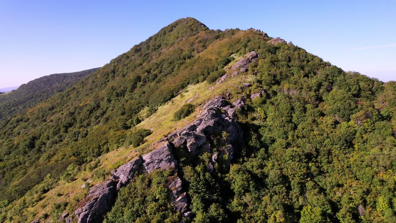 empuje aéreo hacia la formación rocosa cerca de la cima de snake mountain nc, carolina del norte cerca de boone nc