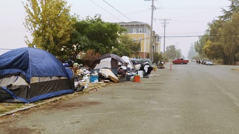 Obdachlose-Hausbesetzersiedlung-Von-Zelten-Auf-Mit-Müll-übersäten-Straßen