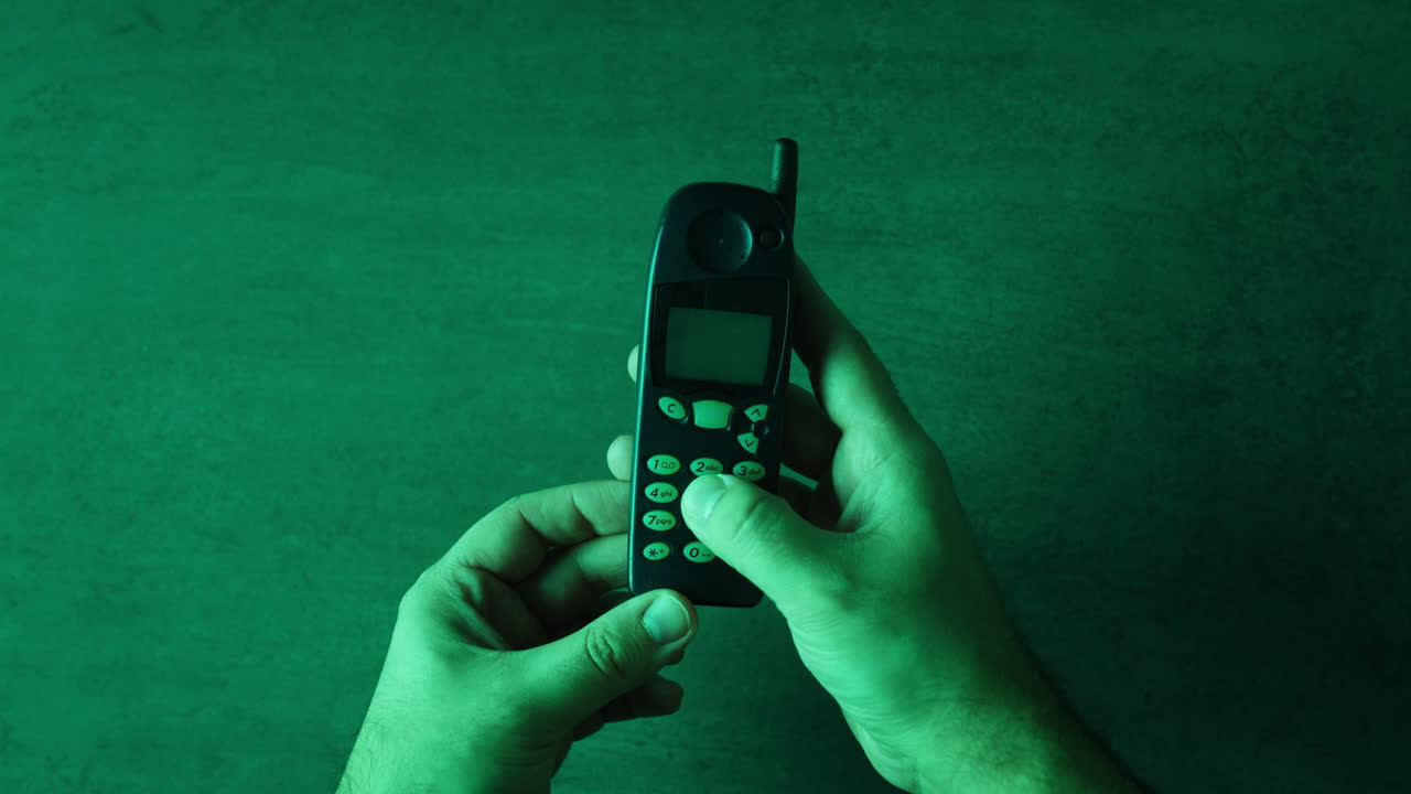 손에 든 빈티지 드폰