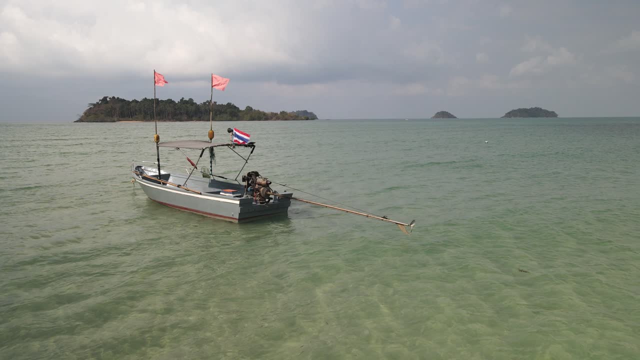 드론 보기:오션 비치의 요트 위로 펄럭이는 깃발, 요트 경기