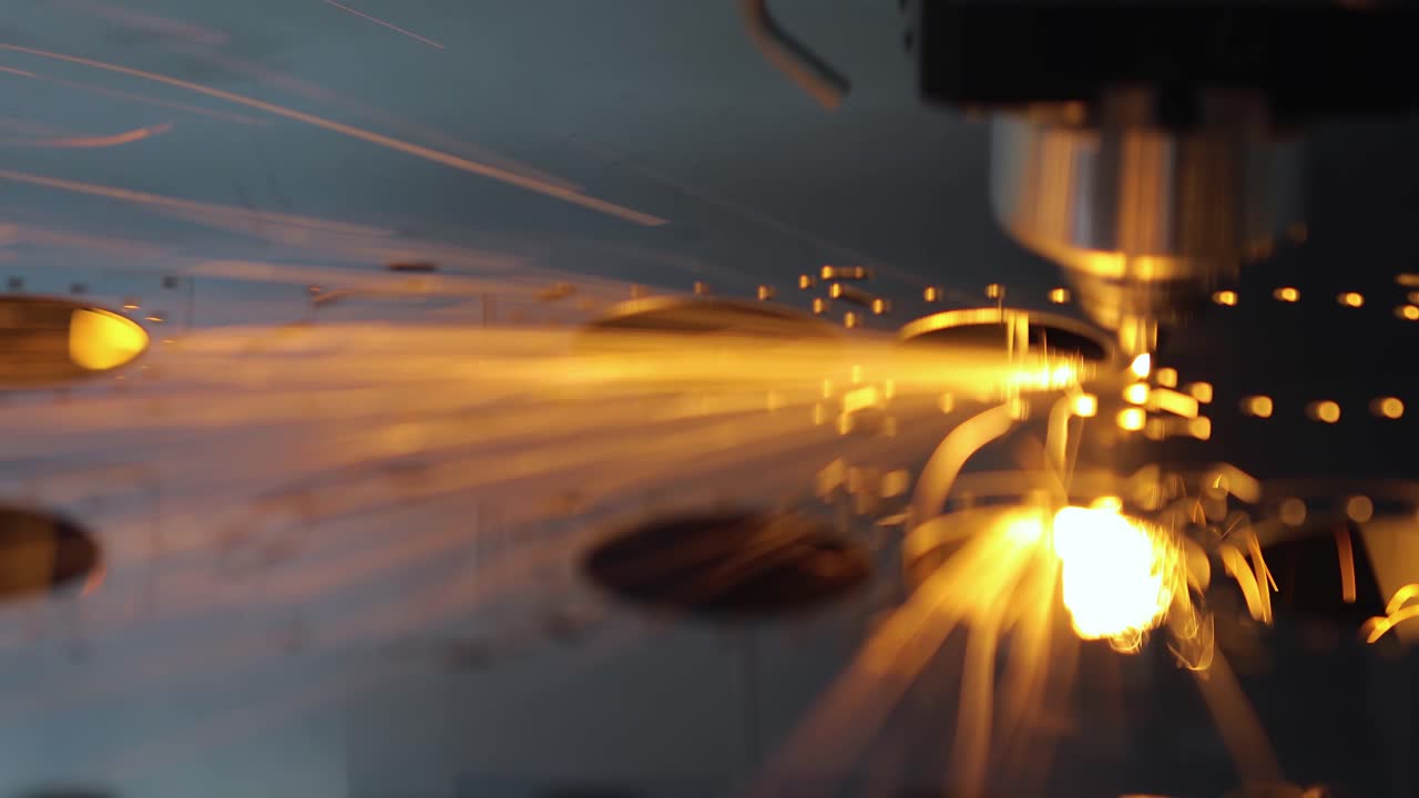 лазерная резка металла, современная промышленная технология.