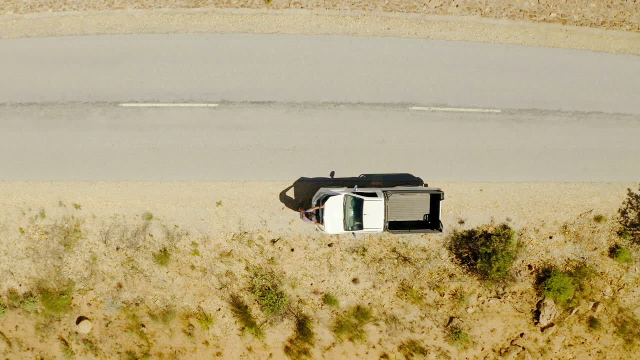 한 남자가 서 있는 4k 항공 드론 영상