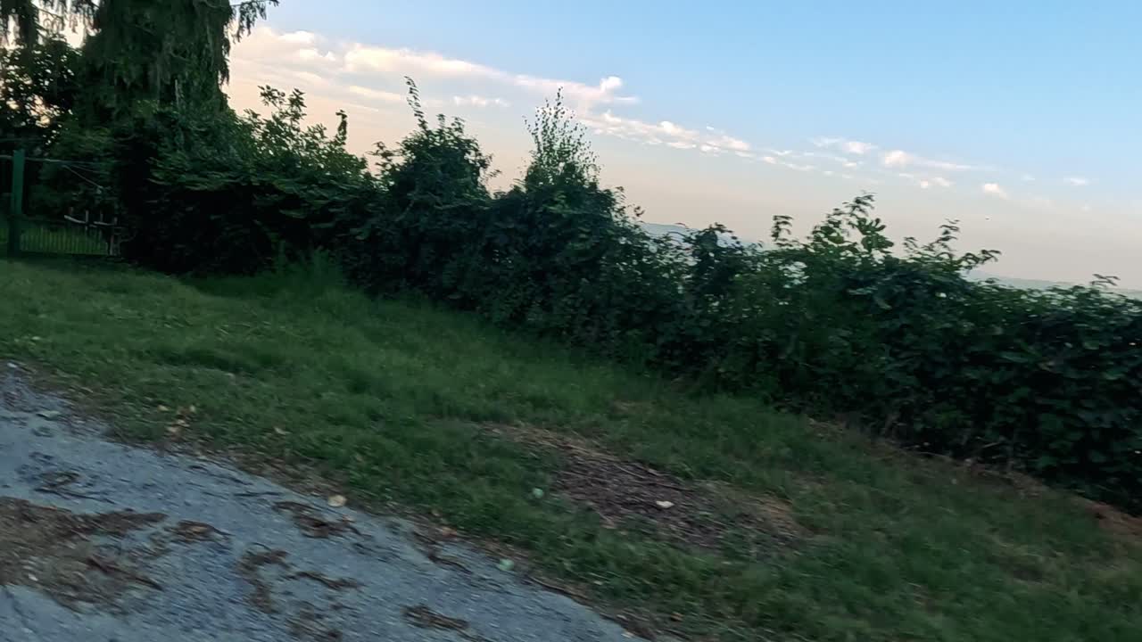 explorando los pintorescos viñedos y el campo en cuneo, italia