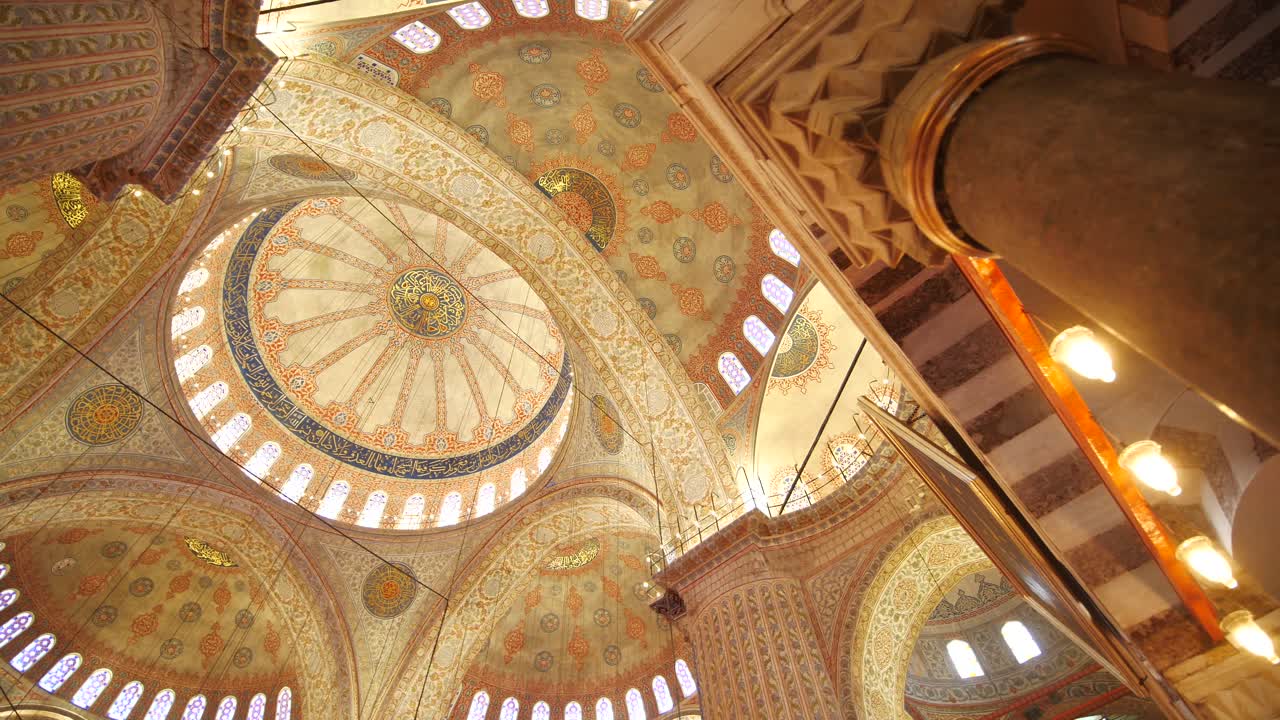 el interior de la mezquita azul en estambul, turquía